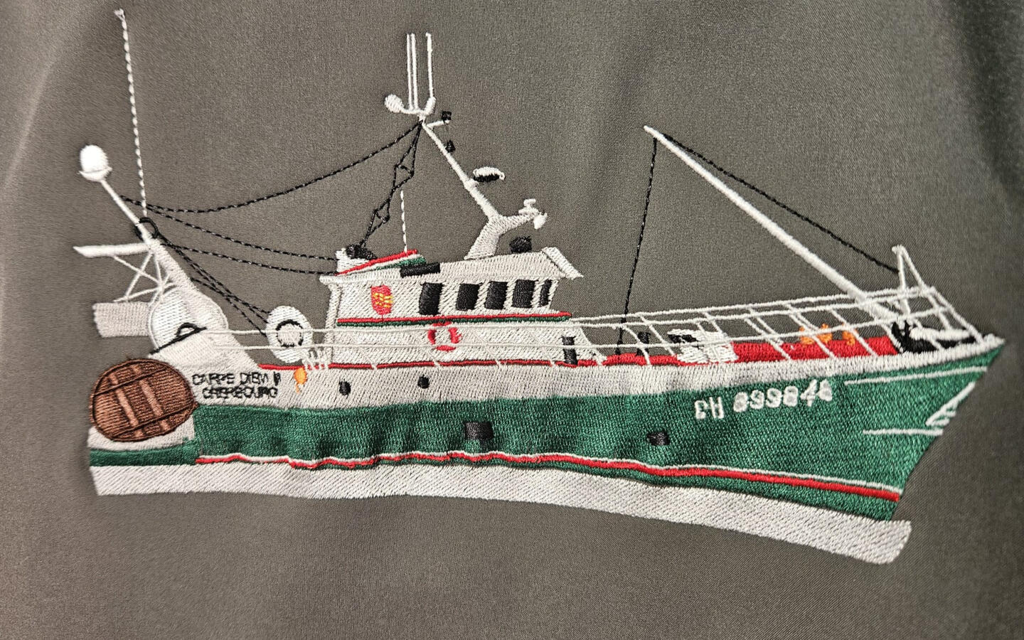 Broderie complexe d'un chalutier de pêche brodé fil à fil — coque, gréement, cordages et lettrage du nom du bateau