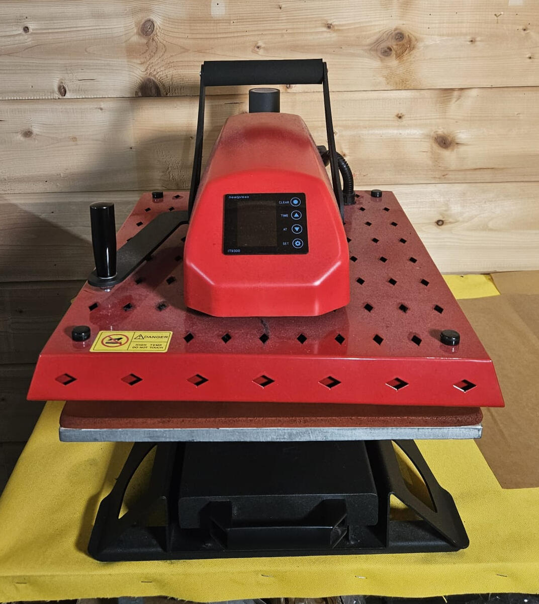 Presse à chaud appliquant un flex thermocollant sur un textile